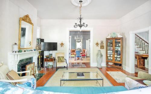 Queen Anne Manor By Lucky Savannah