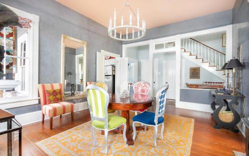 Queen Anne Manor By Lucky Savannah