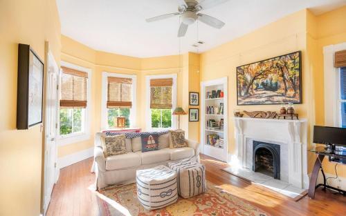 Queen Anne Manor By Lucky Savannah