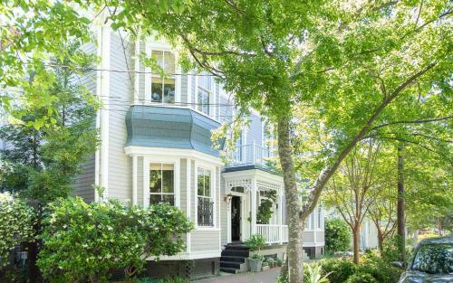 Queen Anne Manor By Lucky Savannah