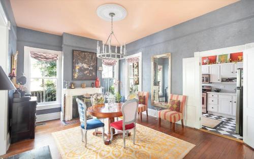 Queen Anne Manor By Lucky Savannah