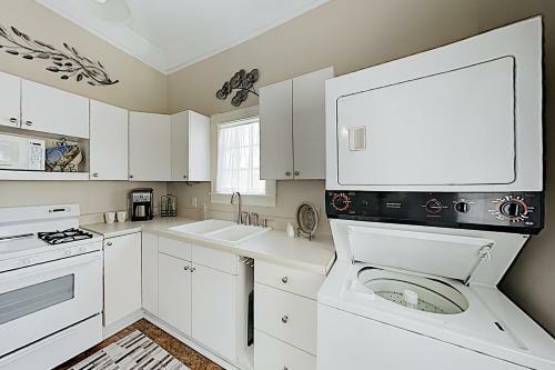 Apartamento New Listing! Historic Gem, Walk Everywhere Apts