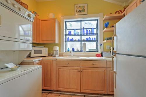 Tybee Island Blue Cottage With Patio, Walk To Beach