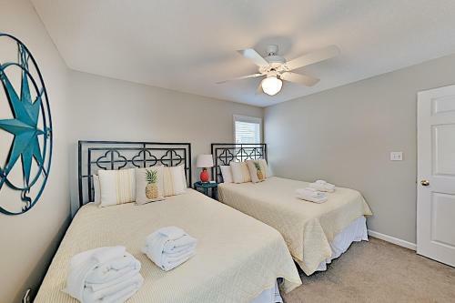 Three Buoys - Private Pool, Walk To Beach! Home