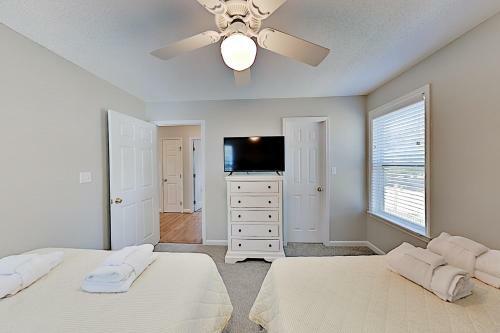 Three Buoys - Private Pool, Walk To Beach! Home