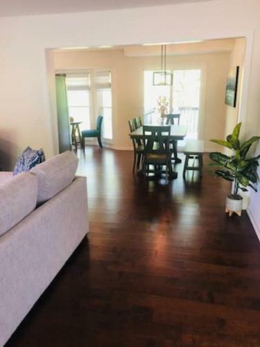 Bright And Beautiful 3 Bedroom Woodstock Charmer