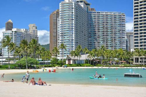 Chateau Waikiki #1014