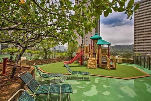 Resort Condo With Views, 1 Block To Beach And Zoo!