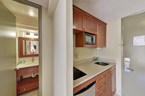 Pacific Monarch - Ocean-view Balcony - Pool & Spa Hotel Room