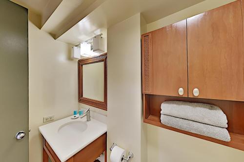 Pacific Monarch - Ocean-view Balcony - Pool & Spa Hotel Room