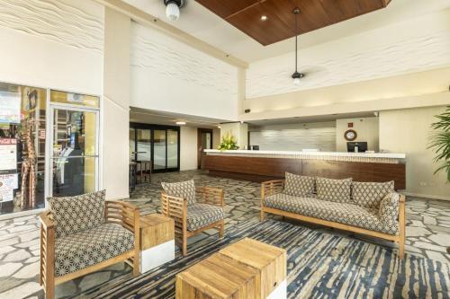 Pacific Monarch - Ocean-view Balcony - Pool & Spa Hotel Room
