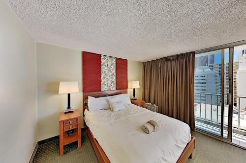 Pacific Monarch - Ocean-view Balcony - Pool & Spa Hotel Room