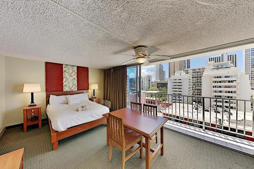 Pacific Monarch - Ocean-view Balcony - Pool & Spa Hotel Room