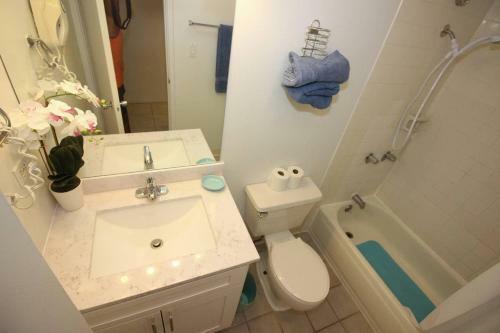 Apartamento 210 Tropics!! In Paradise! Block From Beach!!
