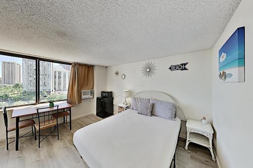 Hawaiian Monarch - Pool-view - Easy Walkability Hotel Room