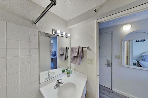 Hawaiian Monarch - Pool-view - Easy Walkability Hotel Room