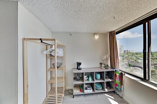 Hawaiian Monarch - Pool-view - Easy Walkability Hotel Room