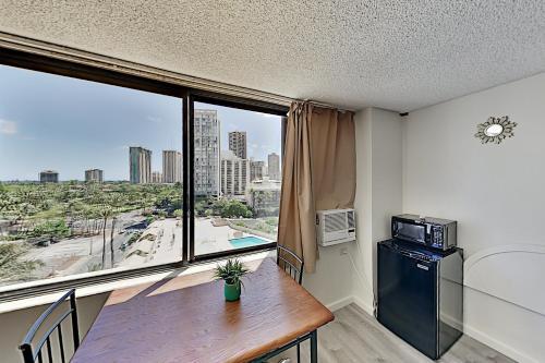 Hawaiian Monarch - Pool-view - Easy Walkability Hotel Room