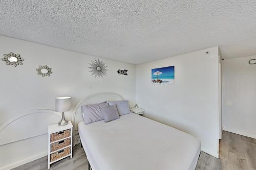 Hawaiian Monarch - Pool-view - Easy Walkability Hotel Room