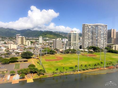 Hawaiian Monarch - Canal-view Studio - Pool & Gym Hotel Room
