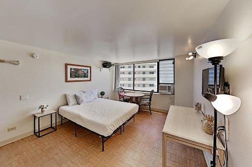 Hawaiian Monarch - Canal-view Studio - Pool & Gym Hotel Room