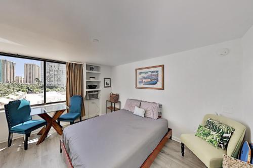 Hawaiian Monarch - Pool-view Studio - Hot Tub, Gym Hotel Room