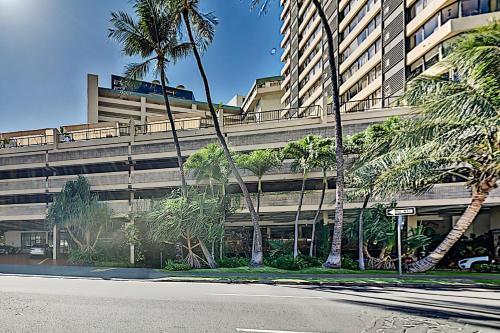 Hawaiian Monarch - Pool-view Studio - Hot Tub, Gym Hotel Room