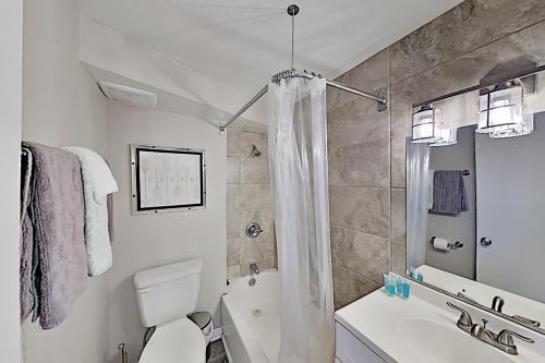 Hawaiian Monarch - Pool-view Studio - Hot Tub, Gym Hotel Room