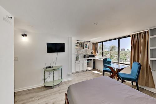 Hawaiian Monarch - Pool-view Studio - Hot Tub, Gym Hotel Room