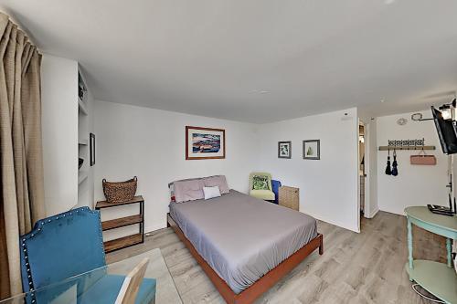Hawaiian Monarch - Pool-view Studio - Hot Tub, Gym Hotel Room