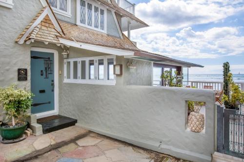 Posh Beachfront Gingerbread Home With 3 Lanais Home