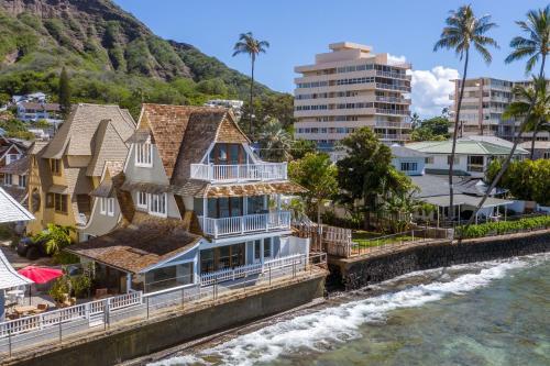 Posh Beachfront Gingerbread Home With 3 Lanais Home
