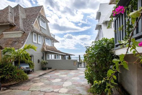 Posh Beachfront Gingerbread Home With 3 Lanais Home