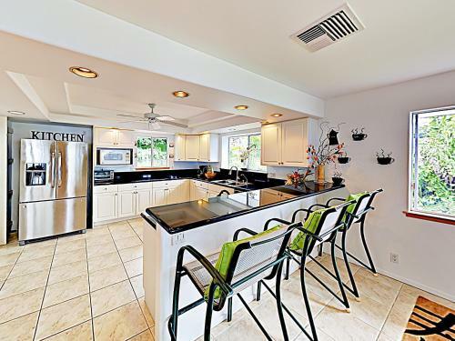 New Listing! ?kona Sunset Hale? W/ Ocean Views Home