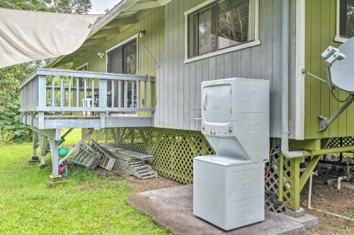 Peaceful Abode With Deck, 13 Mi To Black Sand Beach!