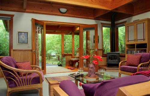 Bed & Breakfast Volcano Rainforest Retreat