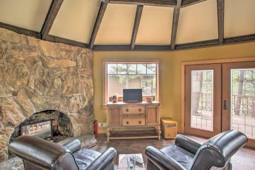 Lakefront Bungalow With Stoneridge Resort Access!