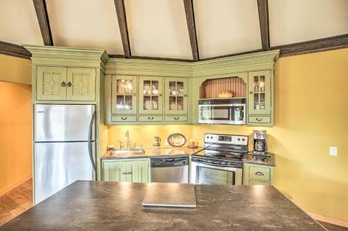 Lakefront Bungalow With Stoneridge Resort Access!