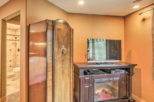 Lakefront Bungalow With Stoneridge Resort Access!