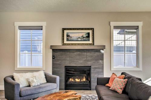 Custom Modern Retreat About 1 Mile To Downtown And Lake!