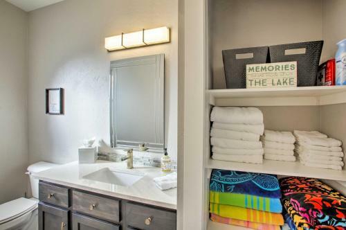 Custom Modern Retreat About 1 Mile To Downtown And Lake!