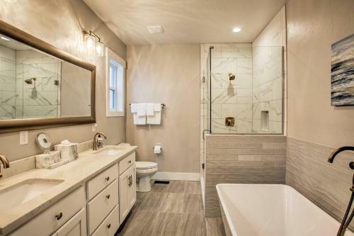 Custom Modern Retreat About 1 Mile To Downtown And Lake!