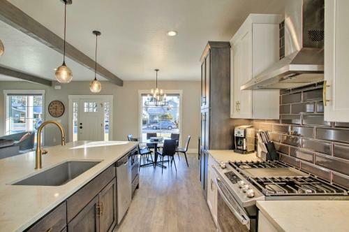 Custom Modern Retreat About 1 Mile To Downtown And Lake!