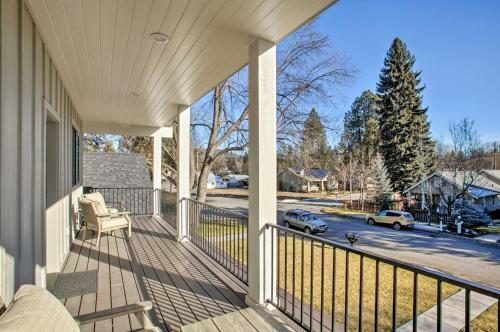 Custom Modern Retreat About 1 Mile To Downtown And Lake!