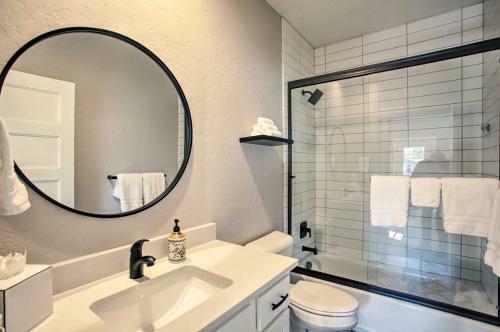 Custom Modern Retreat About 1 Mile To Downtown And Lake!