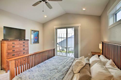Custom Modern Retreat About 1 Mile To Downtown And Lake!