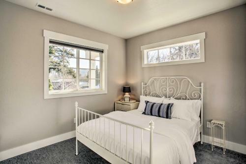 Custom Modern Retreat About 1 Mile To Downtown And Lake!