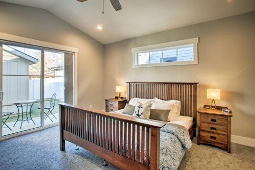 Custom Modern Retreat About 1 Mile To Downtown And Lake!