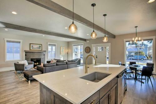 Custom Modern Retreat About 1 Mile To Downtown And Lake!