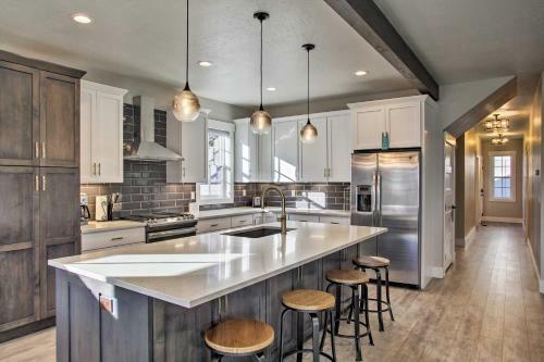 Custom Modern Retreat About 1 Mile To Downtown And Lake!